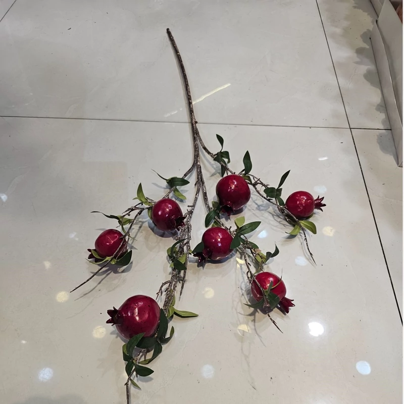 شاخه ی انار وارداتی دارای هفت عدد انار