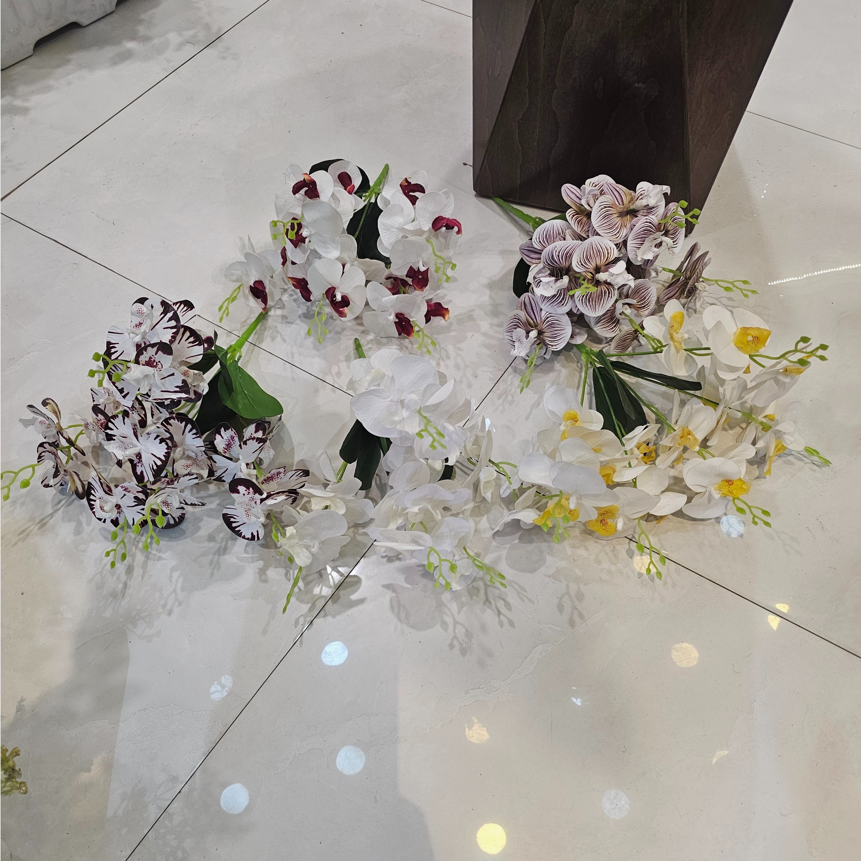 بوته ارکیده وارداتی کیفیت بالا لمسی 5بازو20گل