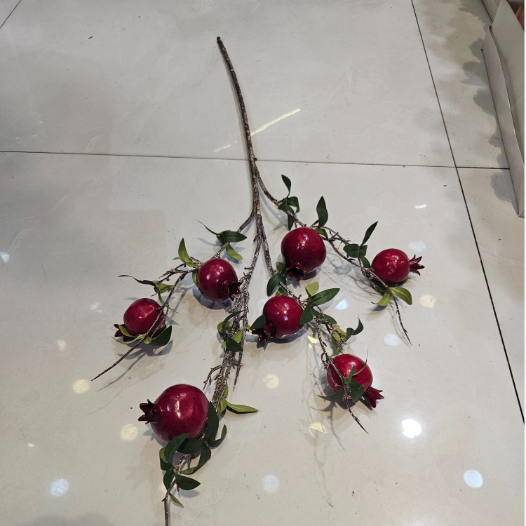شاخه ی انار وارداتی دارای هفت عدد انار